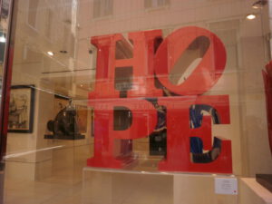 sculpture HOPE rouge derrière une vitre