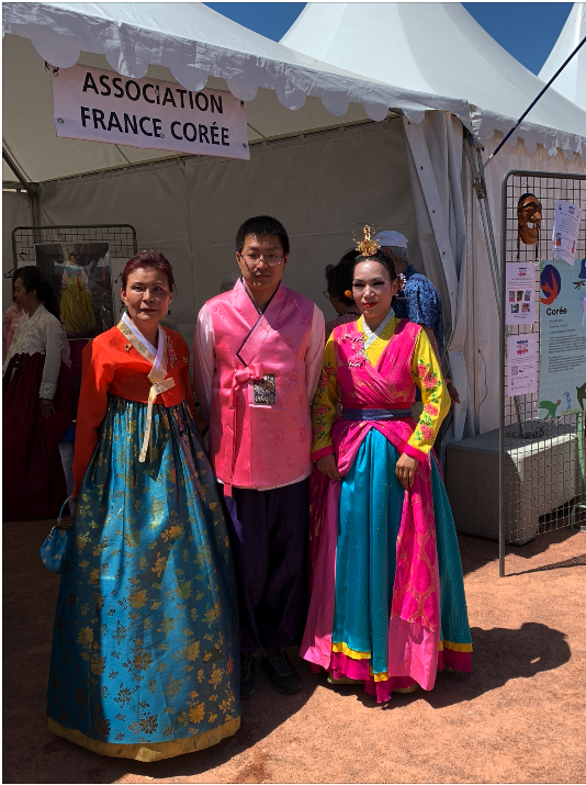 stand de l'association France Corée avec personnes en tenue coréenne
